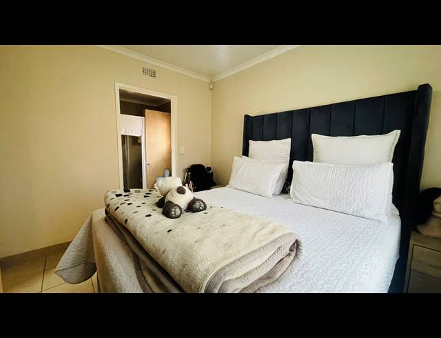 3 BEDROOM FREEHOLD FOR SALE IN THATCH HILL ESTATE